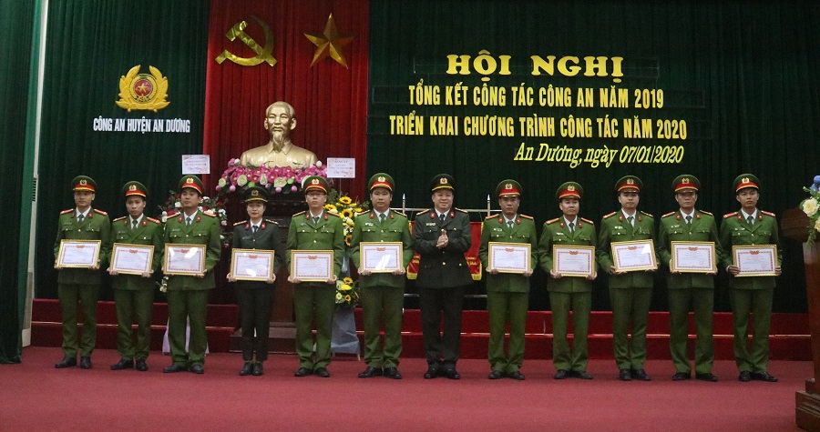 Đây là năm thứ 2 liên tiếp CAH An Dương nhận cờ thi đua của Bộ Công an