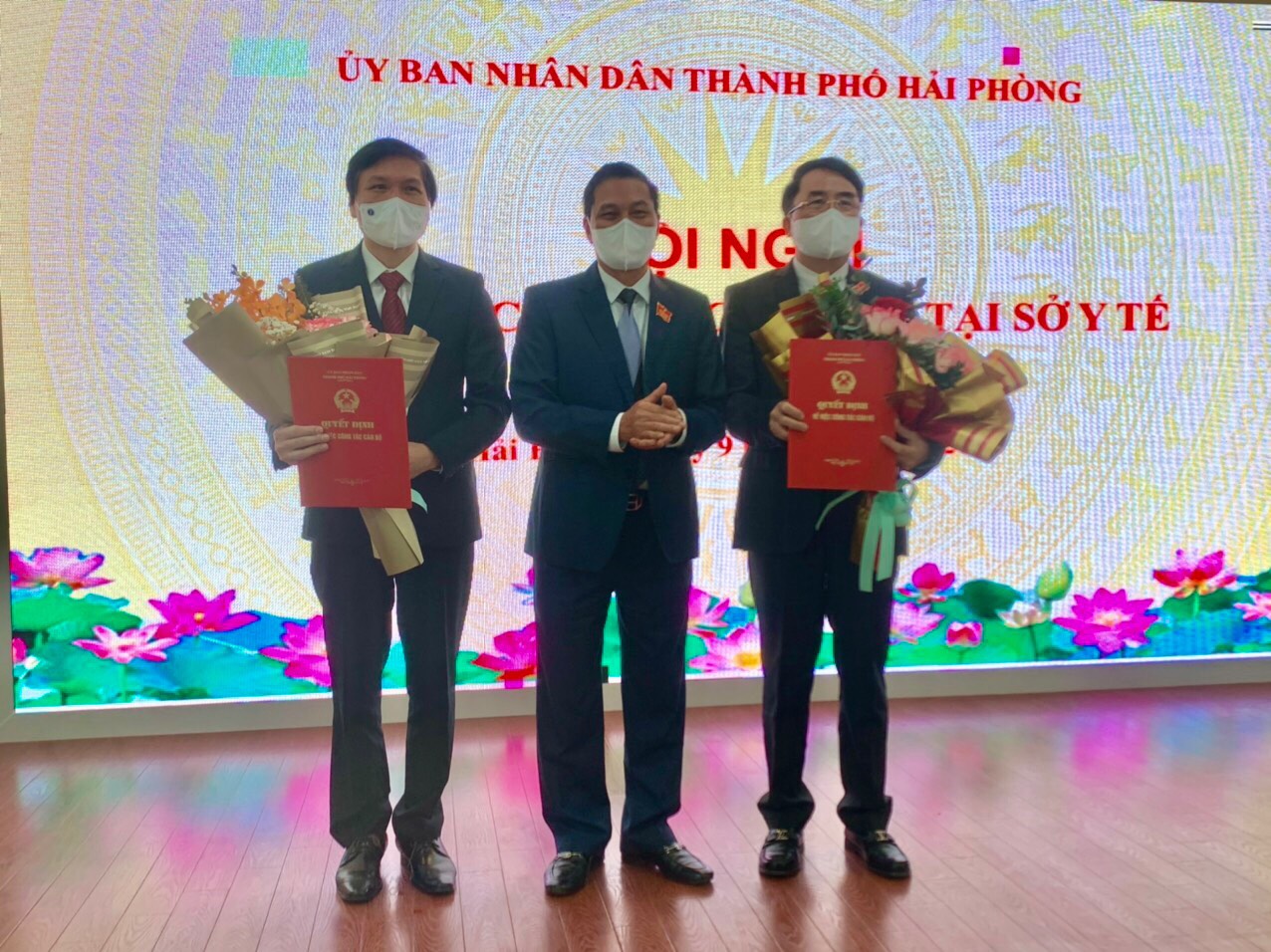 Đồng chí Nguyễn Văn Tùng- Chủ tịch UBND TP trao quyết định điều động cán bộ sở Y tế