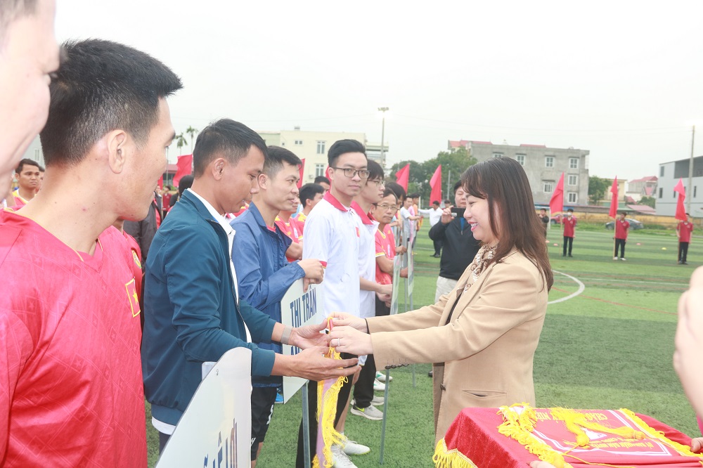 Đồng chí Trần Thị Quỳnh Trang- Thành ủy viên, Bí thư Huyện ủy An Dương trao cờ các đội tham gia giải 