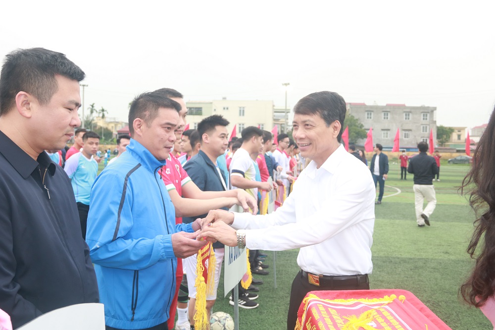 Đồng chí Hoài Viết Thảo- Phó Chủ tịch HĐND huyện An Dương trao cờ lưu niệm cho các đội tham gia giải