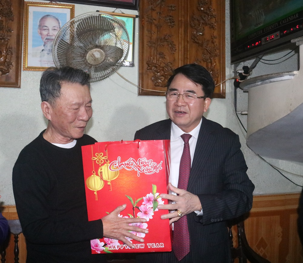 Phó Chủ tịch UBND thành phố Lê Khắc Nam trao quà cho Sư đoàn Phòng không 363