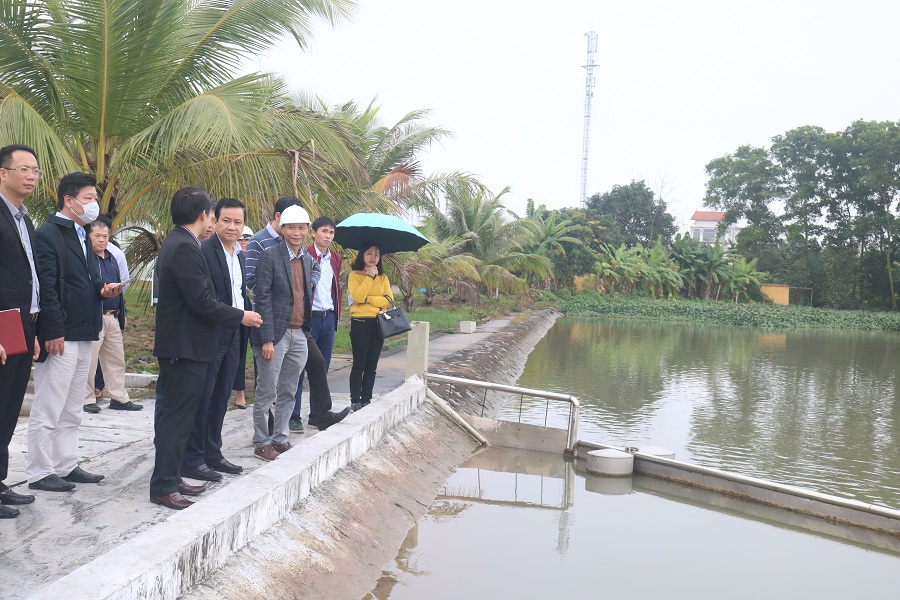 Phó Chủ tịch UBND thành phố Nguyễn Văn Thành kiểm tra nguồn nước tại Nhà máy nước cầu Nguyệt  