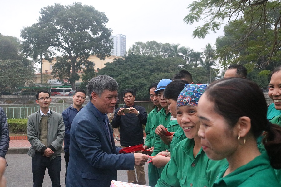 Phó Chủ tịch UBND TP tặng quà cho công nhân môi trường tại hồ An Biên