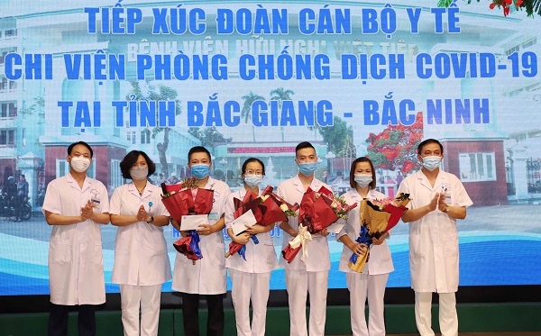  Ban lãnh đạo Bệnh viện Hữu nghị Việt Tiệp tặng hoa đoàn cán bộ y tế chi viện phòng chống dịch Covid-19 tại tỉnh Bắc Giang (ảnh:Thủy Chung)