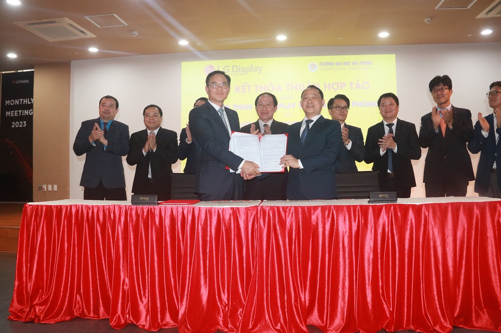 Đồng chí Lê Tiến Châu- Bí thư Thành ủy chứng kiến ký thỏa thuận cam kết giữa Công ty LG Display Việt Nam Hải Phòng và Trường đại học Hải Phòng 