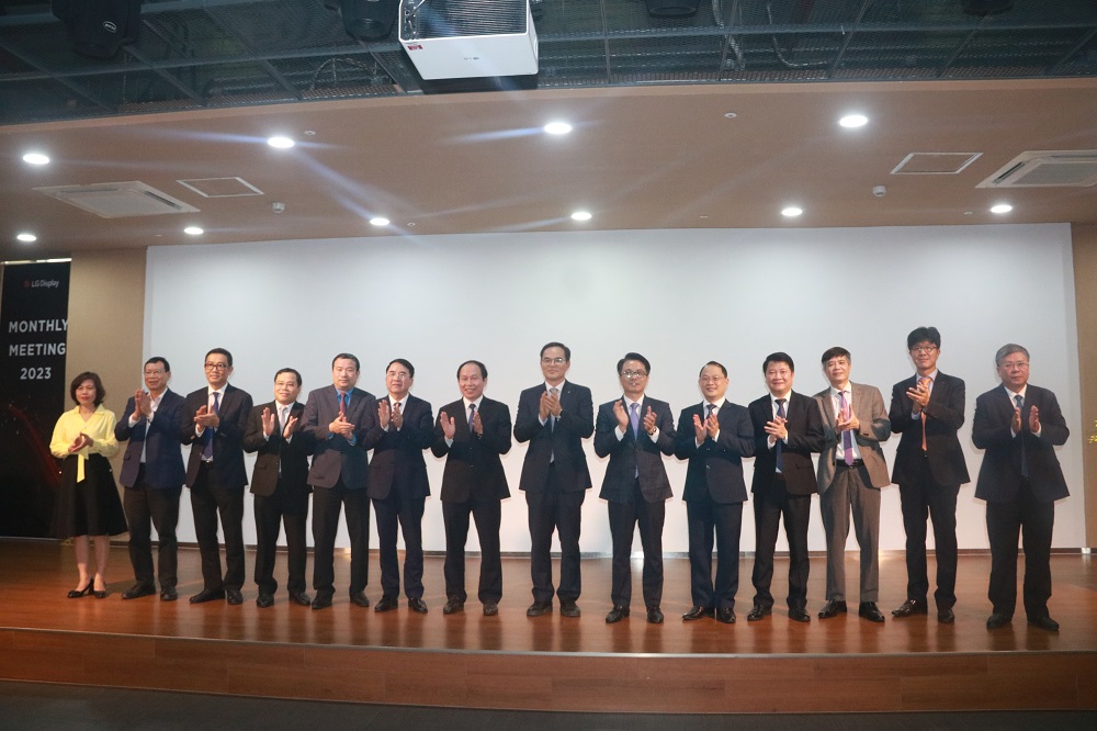 Các đại biểu chụp ảnh kỷ niệm trong lễ thỏa thuận hợp tác giữa cam kết giữa Công ty LG Display Việt Nam Hải Phòng và Trường đại học Hải Phòngcam kết giữa Công ty LG Display Việt Nam Hải Phòng và Trường đại học Hải Phòng  