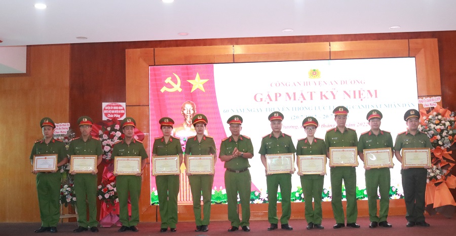 Đồng chí Thượng tá Võ Xuân Trọng, Trưởng Công an huyện trao bằng khen cho các tập thể, cá nhân có thành tích xuất sắc trong các mặt công tác