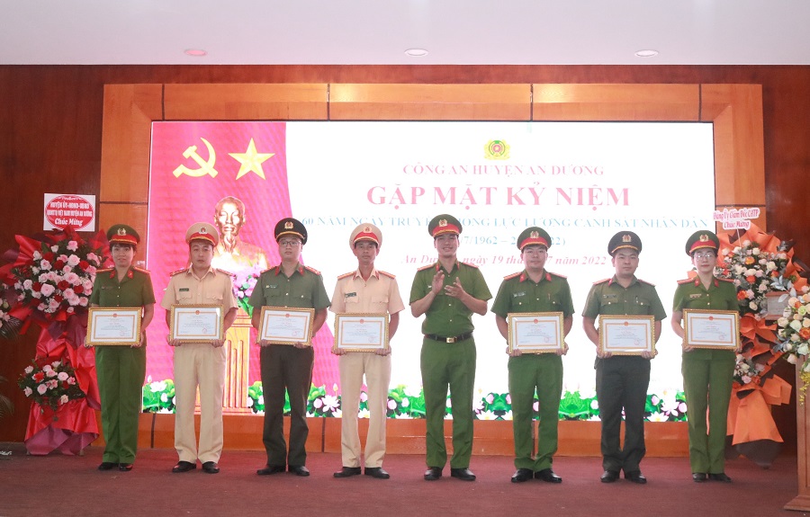 Đồng chí Trung tá Vũ Bác Chuẩn- Phó Trưởng CAH An Dương trao giấy khen của Giám đốc CATP cho các cá nhân có thành tích xuất sắc 