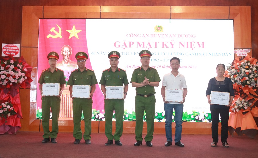 Đồng chí Thượng tá Nguyễn Văn Nghĩa- Phó Trưởng CAH An Dương  trao quà cho các thân nhân liệt sỹ và thương binh thuộc lực lượng CAH An Dương
