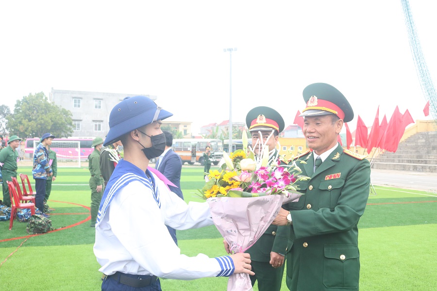 Đai tá Nguyễn Hồng Điệp- Chỉ huy trưởng BCH Quân sự TP tặng hoa tân binh