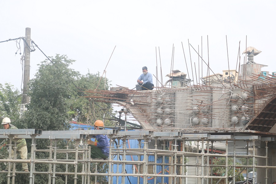 Đơn vị thi công đang triển khai làm cầu vượt bên đường Hùng Vương
