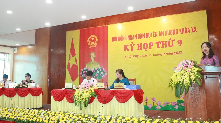 Đồng chí Trần Thị Quỳnh Trang- Thành ủy viên, Bí thư Huyện ủy An Dương phát biểu tại kỳ họp