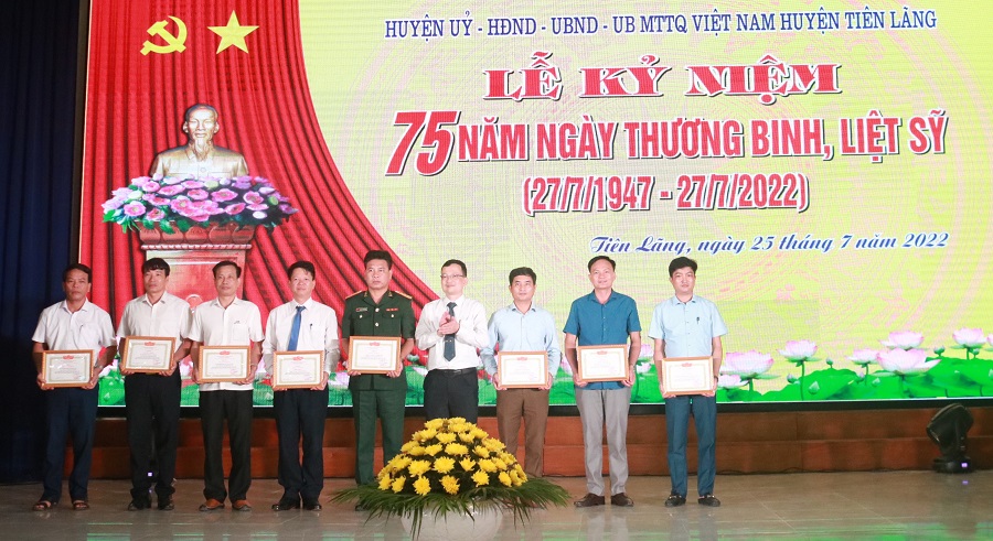 Nhân kỷ niệm 75 năm ngày Thương binh - Liệt sĩ, UBND thành phố tặng bằng khen cho các tập thể và cá nhân thuộc huyện Tiên Lãng có thành tích trong phong trào “Đền ơn đáp nghĩa” 