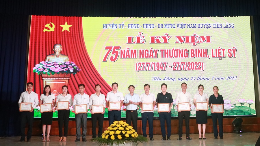 Nhân kỷ niệm 75 năm ngày Thương binh - Liệt sĩ, UBND thành phố tặng bằng khen cho các tập thể và cá nhân thuộc huyện Tiên Lãng có thành tích trong phong trào “Đền ơn đáp nghĩa” 