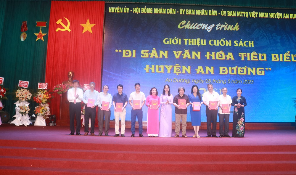 Lãnh đạo huyện An Dương tặng sách các đại biểu tham dự 