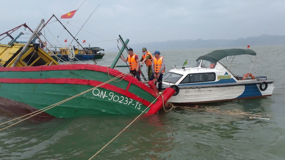 Đồn Biên phòng Cát Hải cứu hộ 3 ngư dân Quảng Ninh gặp nạn trên biển (hình ảnh: CTV) gặp nạn trên biển