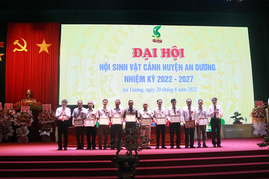 Lãnh đạo huyện An Dương tặng giấy khen cho các tập thể, cá nhân có thành tích trong nhiệm kỳ 2018- 2022 