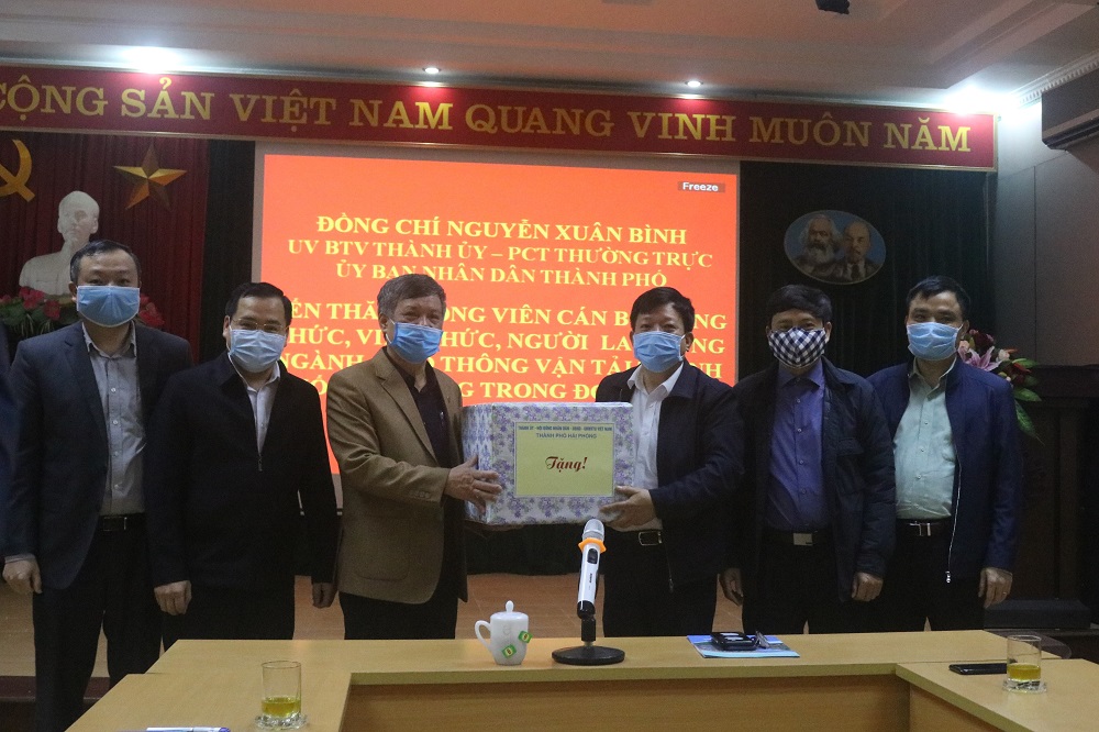 Đồng chí Nguyễn Xuân Bình- Phó Chủ tịch Thường trực UBND TP tặng quà động viên sở GT-VT