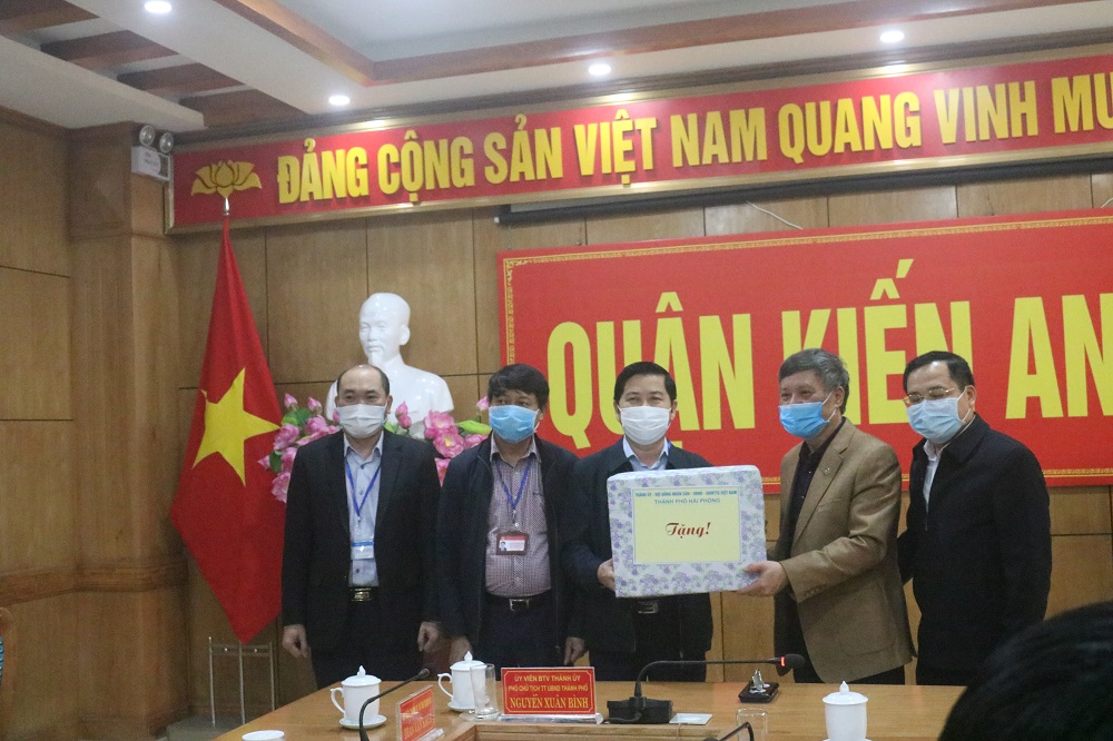 Đồng chí Nguyễn Xuân Bình- Phó Chủ tịch Thường trực UBND TP tặng quà động viên sở GT-VT