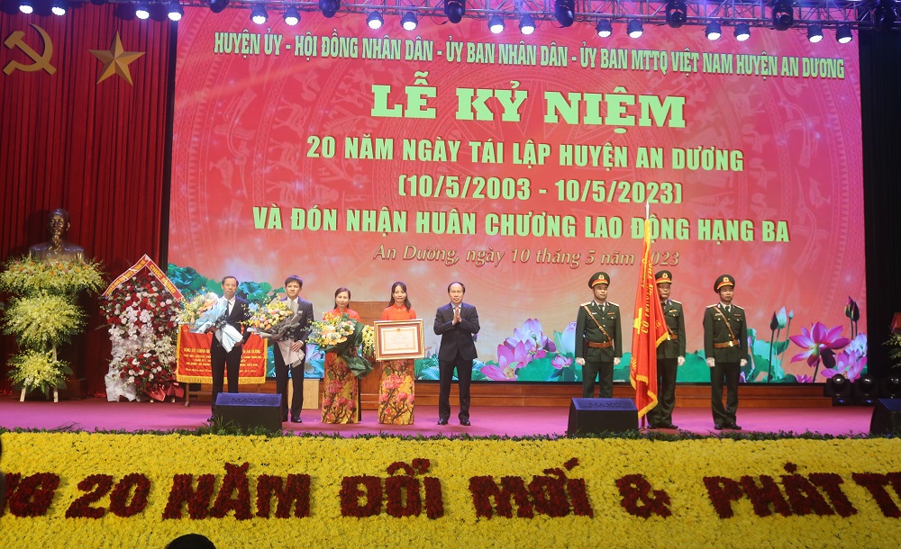Đồng chí Lê Tiến Châu- Ủy viên Trung ương Đảng, Bí thư Thành ủy trao Huân chương lao động hạng Ba tặng Đảng bộ, chính quyền, quân và Nhân dân huyện An Dương 