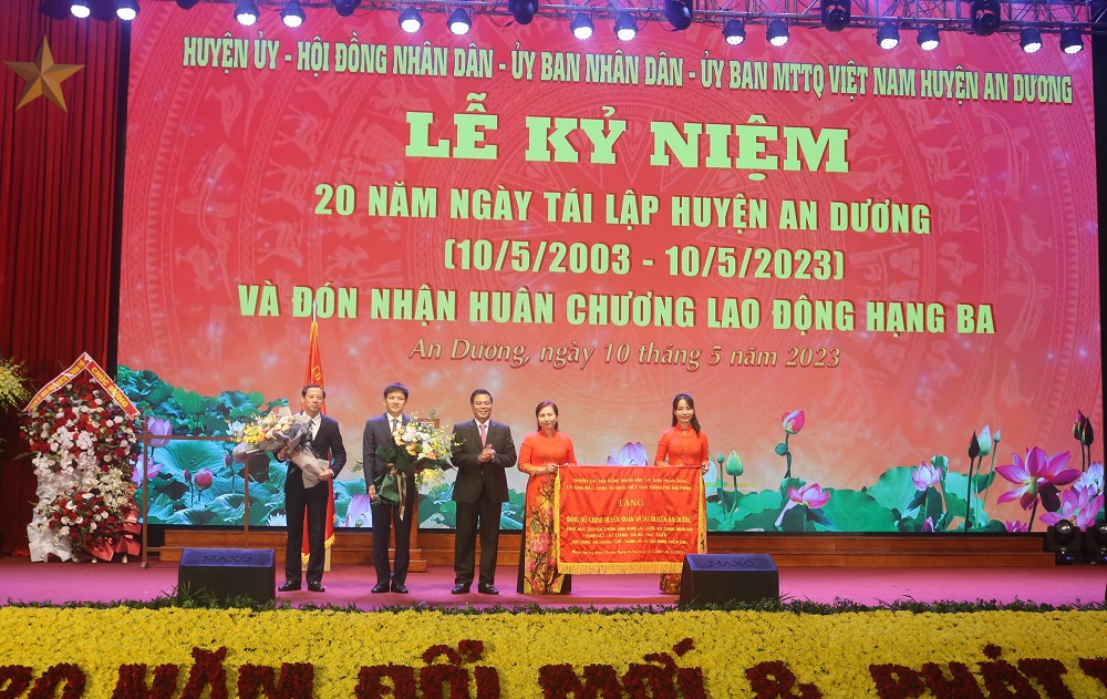 Đồng chí Nguyễn Văn Tùng- Chủ tịch UBND thành phố trao bức trướng tặng Đảng bộ, chính quyền quân và dân huyện An Dương