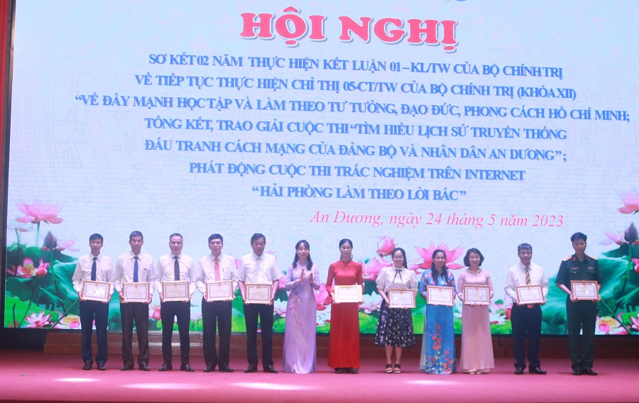 Lãnh đạo huyện An Dương trao giấy khen cho các tập thể, cá nhân có thành tích trong thực hiện Chỉ thị 05 của Bộ Chính trị 