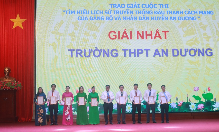 Huyện An Dương trao thưởng các tập thể, cá nhân có thành tích trong