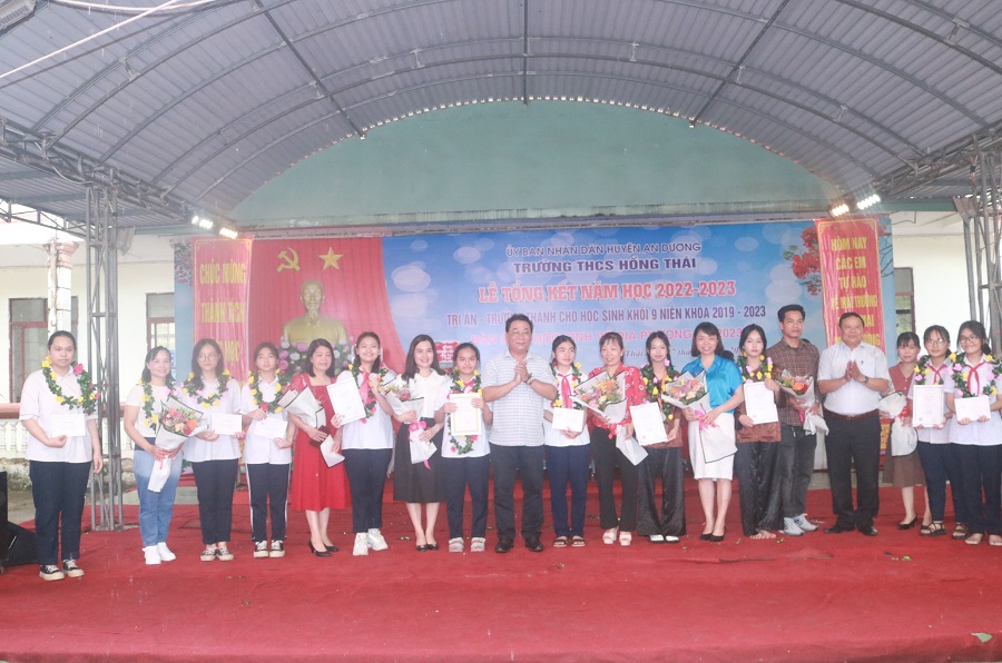 Lãnh đạo huyện An Dương, xã Hồng Thái khen thưởng biểu dương học sinh và phụ huynh đạt thành tích cao trong kỳ thi học sinh giỏi