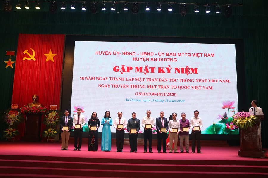 Lãnh đạo Ủy ban MTTQ Việt Nam thành phố trao kỷ niệm chương của Ủy ban Trung ương MTTQ Việt Nam cho các cá nhân tiêu biểu 