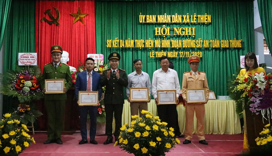 Thượng tá Lê Trung Sơn- Phó Giám đốc CATP tặng giấy khen cho các tập thể, cá nhân có thành tích xuất sắc trong thực hiện phong trào 