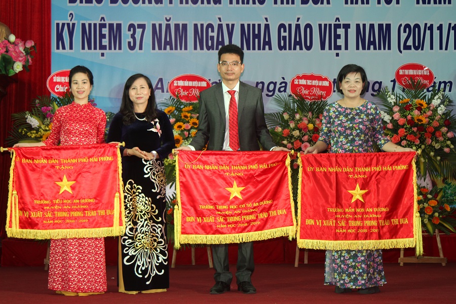 Trường tiểu học An Dương, (An Dương) nhận cờ thi đua của UBND TP (trong ảnh đồng chí Đỗ Thị Thanh Đượm- hiệu trưởng nhà trường góc trái ảnh nhận cờ)