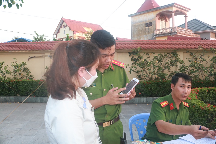 Cán bộ Đội PCCC và CNCH- Công an huyện An Dương hướng dẫn người dân cài đặt ứng dụng báo cháy 114