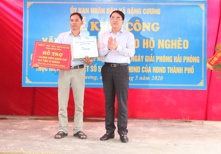 Đồng chí Lê Khắc Nam- Phó Chủ tịch UBND TP trao quà và hỗ trợ gạch, xi măng cho đại diện gia đình ông Đỗ Đình Đoàn