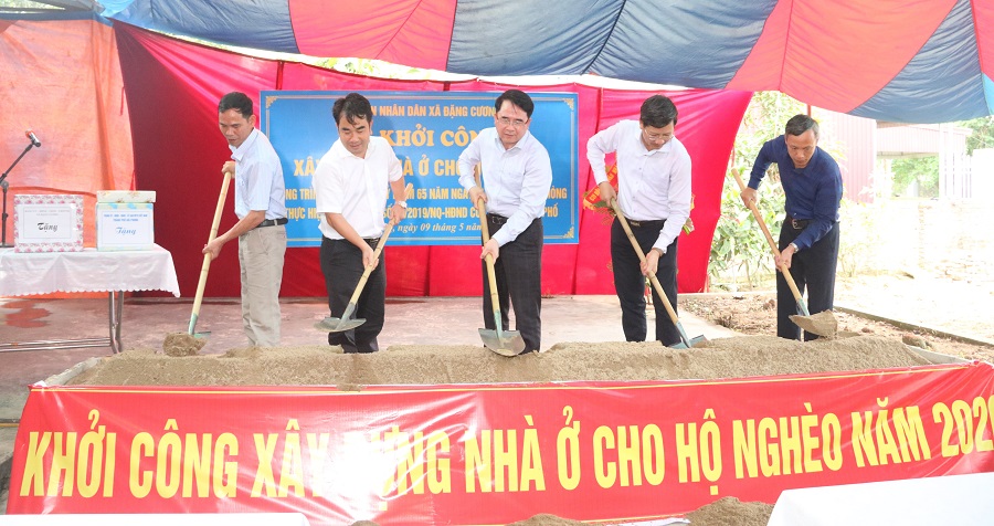 Đồng chí Lê Khắc Nam- Phó Chủ tịch UBND TP cùng lãnh đạo huyện An Dương, sở Xây dựng tiến hành lê động thổ ngôi 
