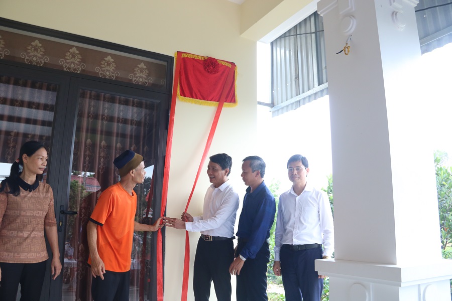 Niềm vui của gia đình ông Bùi Viết Vịnh, xã Đặng Cương, huyện An Dương theo gói an sinh xã hội của Ngân hàng Vietcombank
