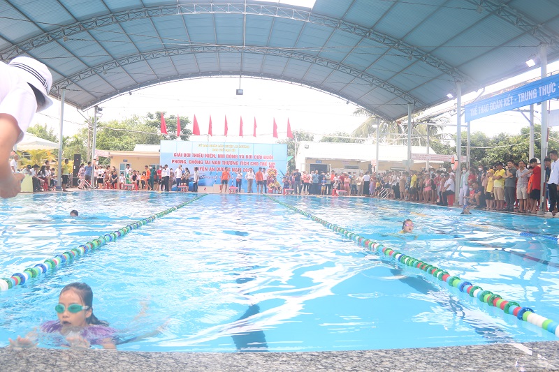 Giải bơi thu hút 220 vận động viên tới tranh tài 