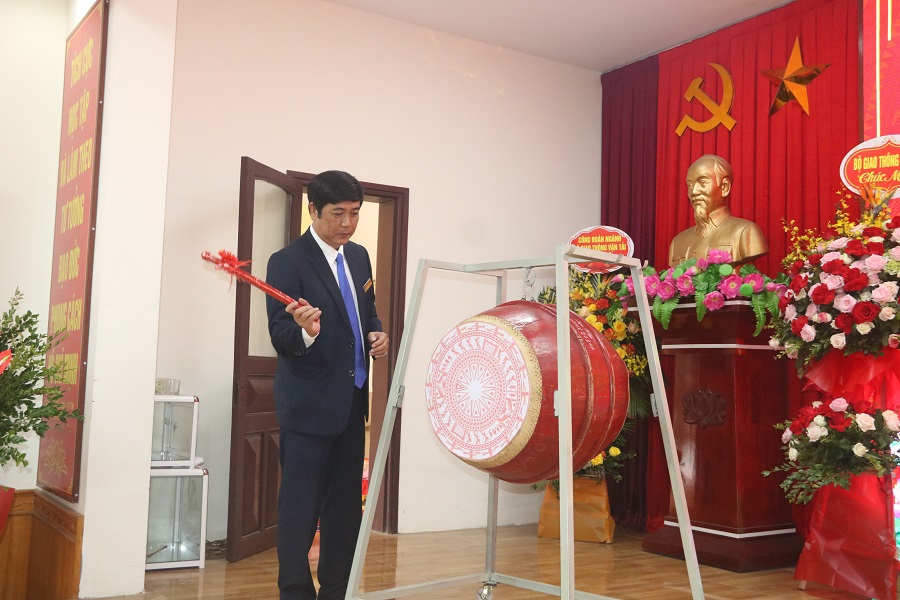 Thầy Thầy Nguyễn Văn Tuấn, Bí thư Đảng ủy, Hiệu trưởng nhà trường trao giấy khen tặng các thầy cô giáo có thành tích xuất sắc trong năm học. 