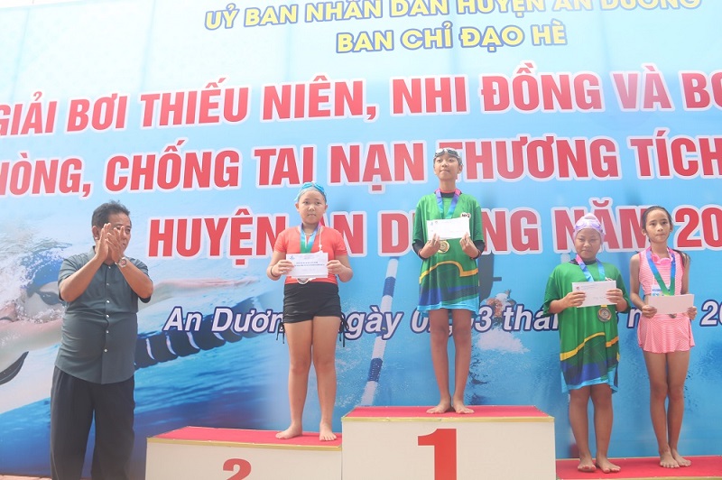 Ông Bùi Văn Quyền, đại diện lãnh đạo Trung tâm Bơi lặn Biển Đông trao giải cho các vận động viên đoạt giải 