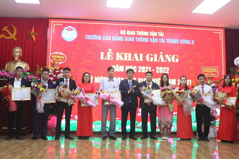 Thầy Nguyễn Văn Tuấn, Bí thư Đảng ủy, Hiệu trưởng nhà trường trao giấy khen tặng các thầy cô giáo có thành tích xuất sắc trong năm học. 