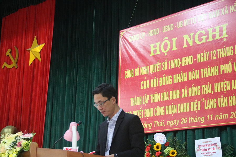 Đại diện phòng Nội vụ UBND huyện An Dương đọc Nghị quyết thành lập thôn Hòa Bình thuộc xã Hồng Thái