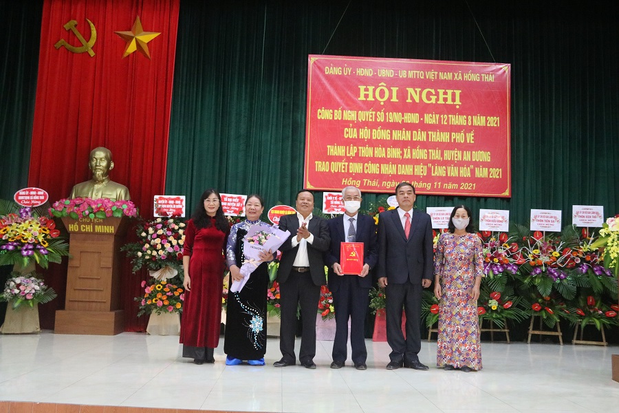 Đồng chí Nguyễn Văn Kế- Bí thư Đảng ủy xã Hồng Thái trao quyết định thành lập Chi bộ Đảng thôn Hòa Bình