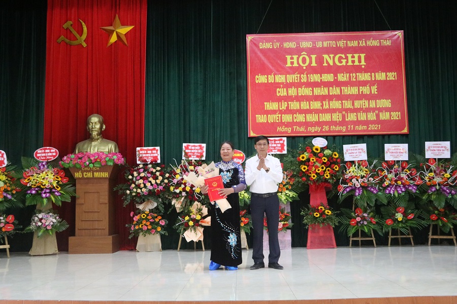 Đồng chí Bùi Xuân Khải- Chủ tịch UBND xã Hồng Thái trao quyết định chỉ định trưởng thôn Hòa Bình