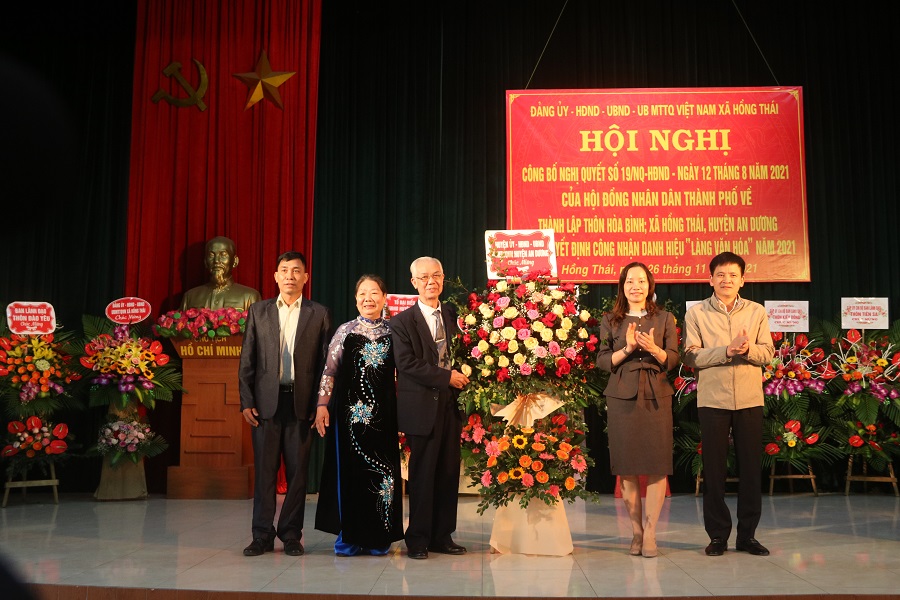 Lãnh đạo Huyện ủy- HĐND- UBND huyện An Dương tặng hoa chúc mừng Ban lãnh đạo thôn Hòa Bình