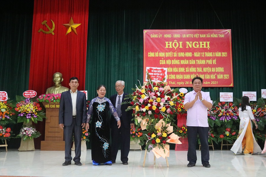 Đồng chí Phạm Hải Nam- Chủ nhiệm Ủy Ban kiểm tra Huyện ủy AN Dương (phụ trách Đảng bộ) tặng hoa chúc mừng Ban lãnh đạo thôn Hòa Bình
