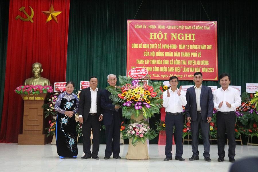 Lãnh đạo xã Hồng Thái tặng hoa chúc mừng ban lãnh đạo thôn Hòa Bình