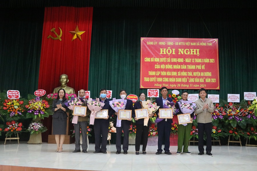 Lãnh đạo huyện An Dương trao quyết định công nhận danh hiệu Làng văn hóa năm 2021 cho 6 làng trên địa bàn xã Hồng Thái