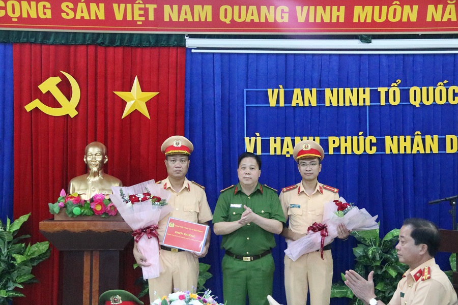 Đồng chí Trung tá Bùi Trung Thành- Phó Giám đốc CATP khen thưởng Trạm kiểm soát giao thông Bạch Đằng và Đội phòng ngừa đấu tranh chống tội phạm- PC08B 