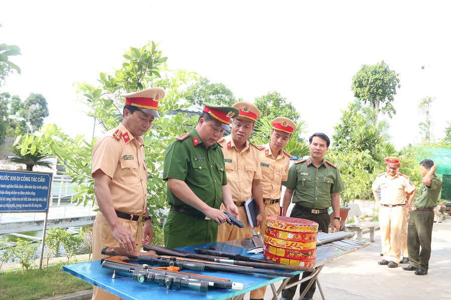 Đồng chí Bùi Trung Thành- Phó Giám đốc CATP kiểm tra vũ khí vật liệu nổ, công cụ hỗ trợ do người dân tự giao nộp