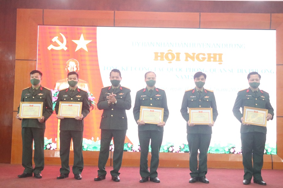 Đại diện Bộ chỉ huy Quân sự thành phố tặng danh hiệu thi đua cho các cá  nhân