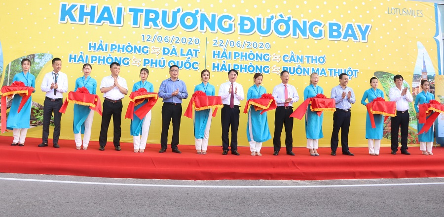 Đồng chí Lê Khắc Nam, Phó chủ tịch UBND thành phố cùng các đại biểu cắt băng khai trương 4 đường bay từ Hải Phòng đi các địa phương Cần Thơ, Buôn Ma Thuột, Phú Quốc, Đà Lạt.    